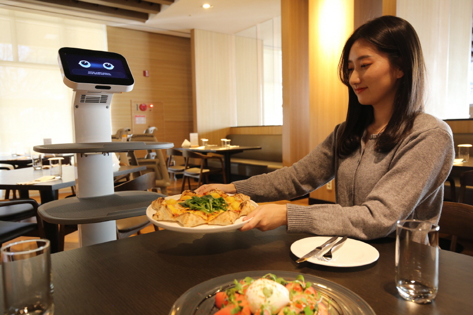 20201111 LG CLoi Servebot3 - 와우테일