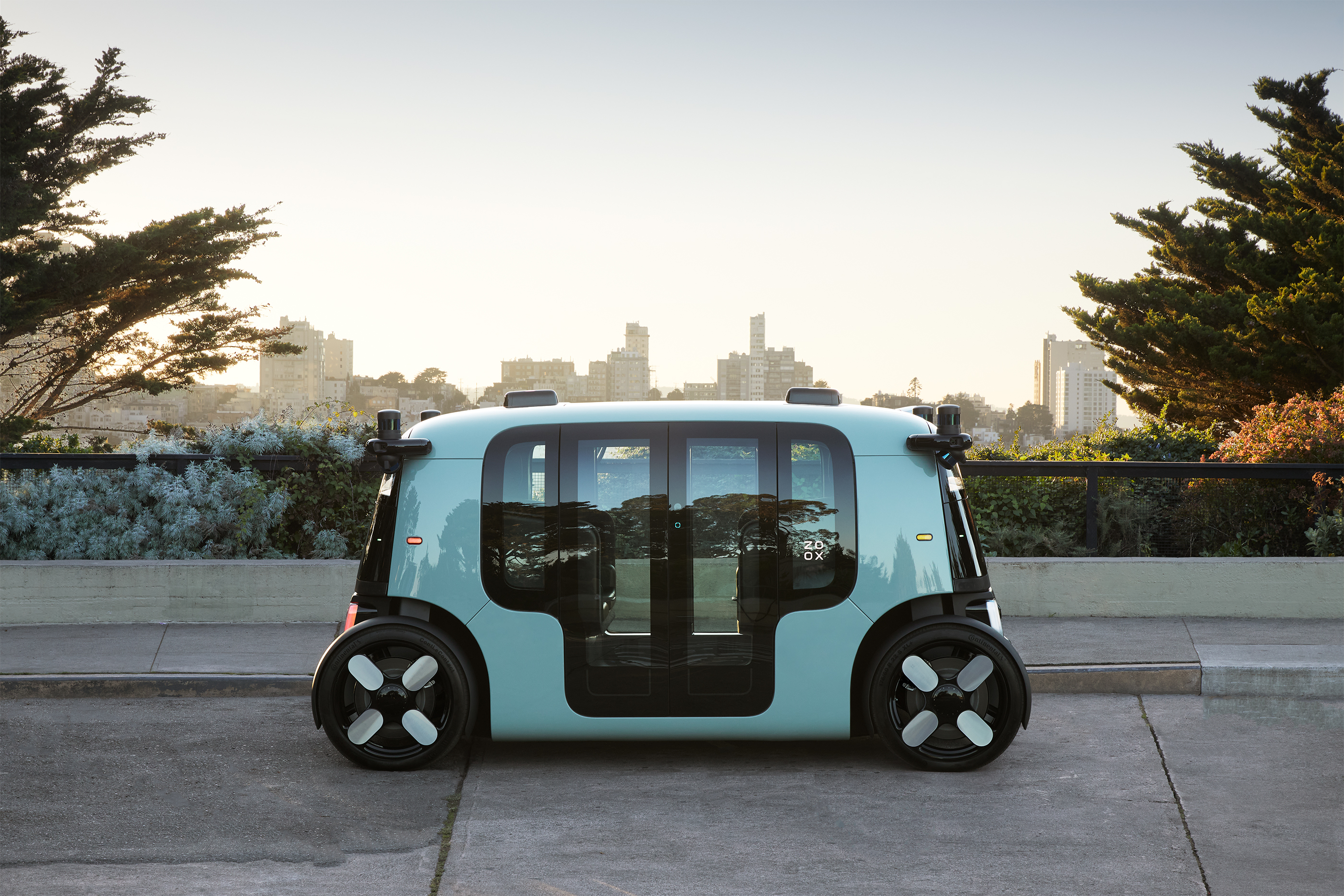Zoox Autonomous Vehicle Single Side Coit Tower SF - 와우테일
