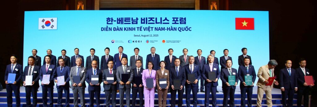 사진자료1 두나무와 베트남 밀리터리뱅크는 12일 서울 롯데호텔에서 열린 한·베트남 비즈니스 포럼에서 MOU를 체결했다. 출처 대한상공회의소 - 와우테일