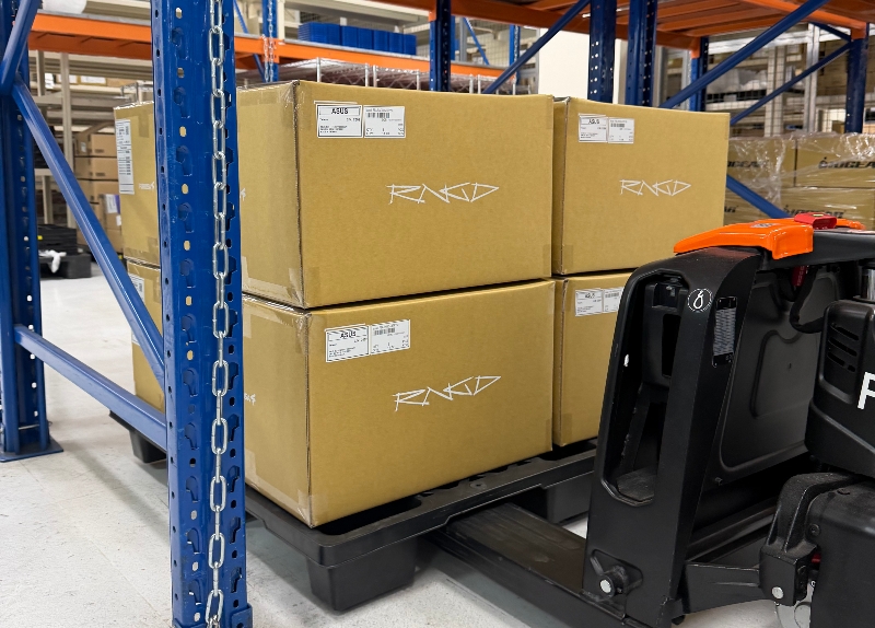 퓨리오사AI, 2세대 AI 칩 'RNGD' 양산 성공…TSMC 4,000장 인도 2 FuriosaAITSMC로부터 인도받은 RNGD 칩을 기반으로 카드 양산 출하작업을 거치고 있다사진제공퓨리오사 AI 1 - 와우테일