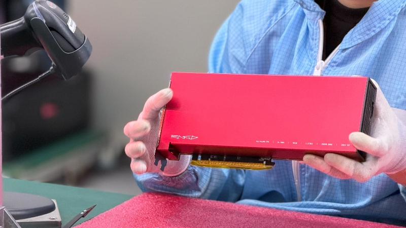 퓨리오사AI, 2세대 AI 칩 'RNGD' 양산 성공…TSMC 4,000장 인도 1 FuriosaAITSMC로부터 인도받은 RNGD 칩을 기반으로 카드 양산 출하작업을 거치고 있다사진제공퓨리오사 AI 2 - 와우테일