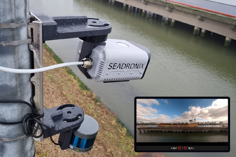 보도자료 사진 스톨트 탱커스 부두에 설치된 씨드로닉스의 AI 항만 관리 모니터링 시스템AVISS 센서 모듈과 실제 구동 중인 사용자 UI 화면 - 와우테일