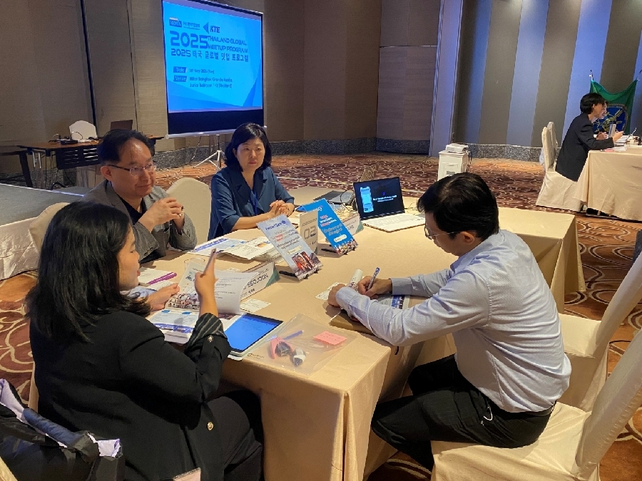 이미지1 2025년 INKE SPRING THAILAND 글로벌 밋업에서 참가기업 피플앤톡 관계자정면가 현지 바이어와 상담을 진행하고 있다 - 와우테일