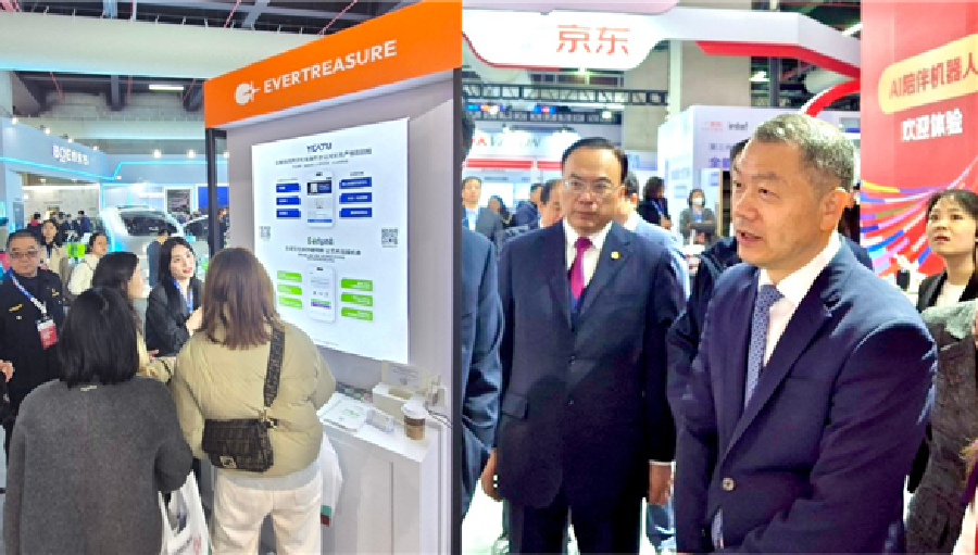 이미지1 상하이시 공정 시장오른쪽이 ‘AWE 2026 현장을 찾아 에버트레져 등 벤처기업 부스를 참관하며 관계자의 설명을 듣고 있다 - 와우테일