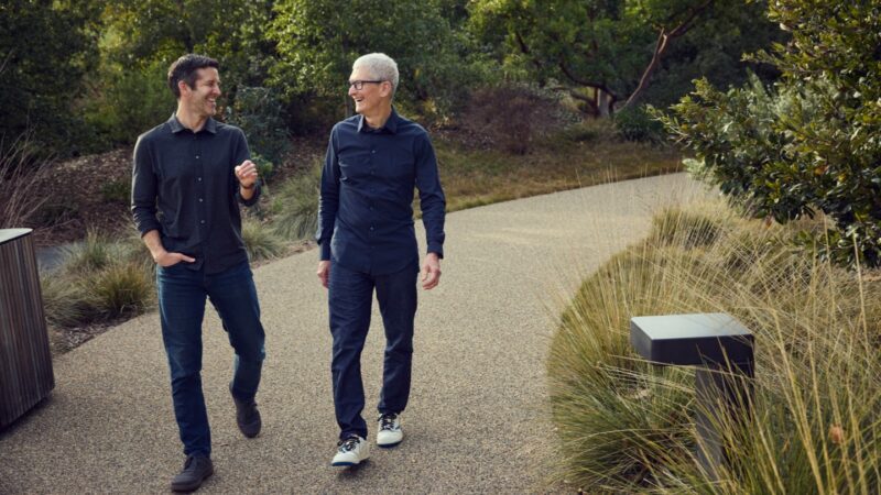 Apple John Ternus Tim Cook Full Bleed Image.jpg.large - 와우테일